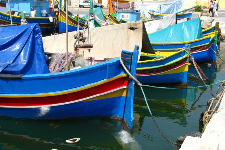 Лодки луццу в бухте Сент-Джулианса