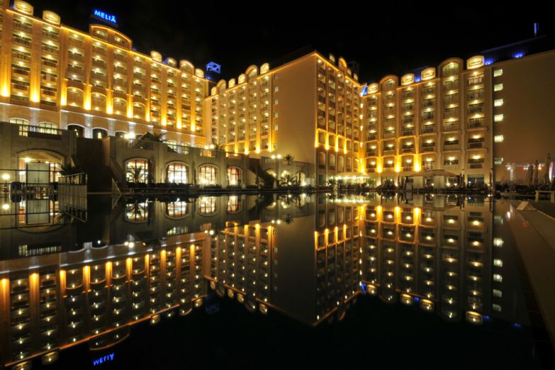 Вид на ночной отель