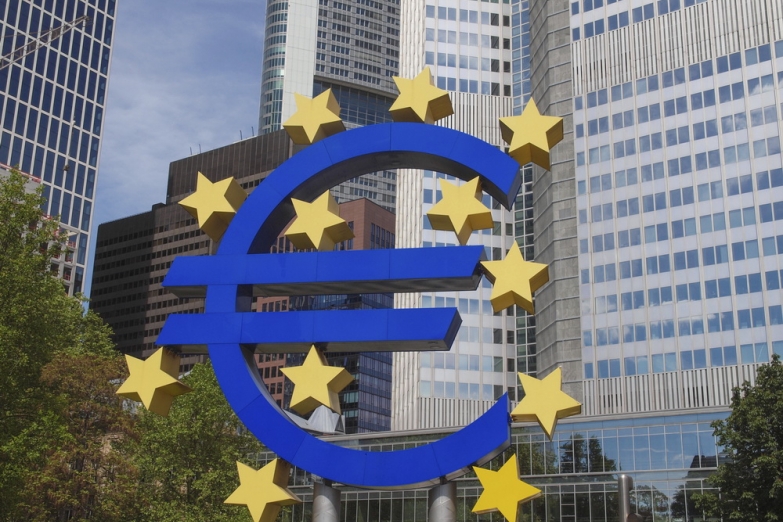 Памятник евро перед зданием Европейского центрального банка