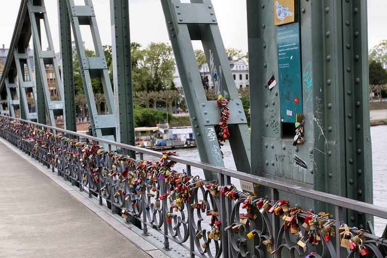 Мост Айзернер-Штег с замками любви