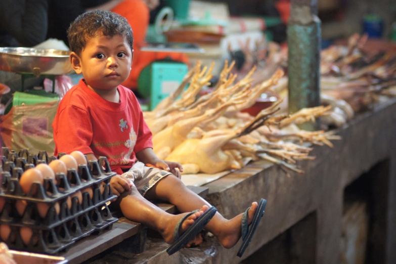 Маленький камбоджиец на рынке