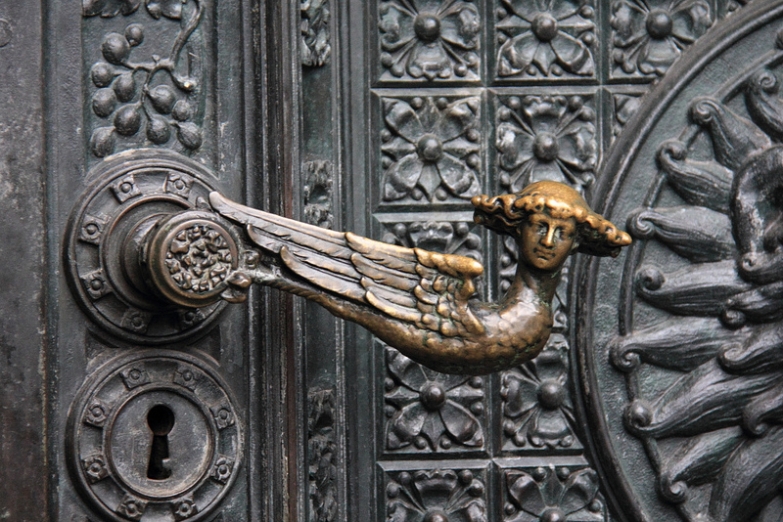 Деталь двери Кельнского собора
