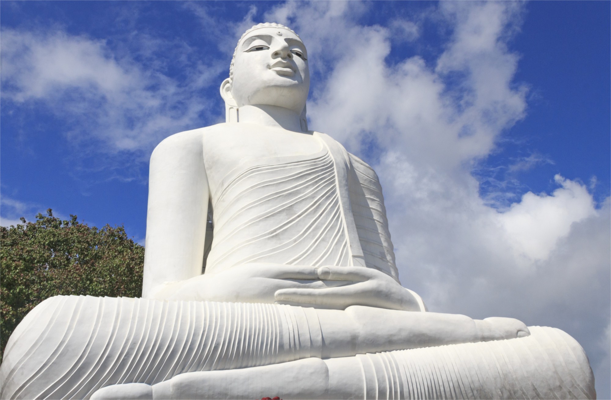 Белый канди. Канди статуя Будды Шри Ланка. Шри Ланка белый Будда. Храм Бахираваканда. Белая статуя Будды.