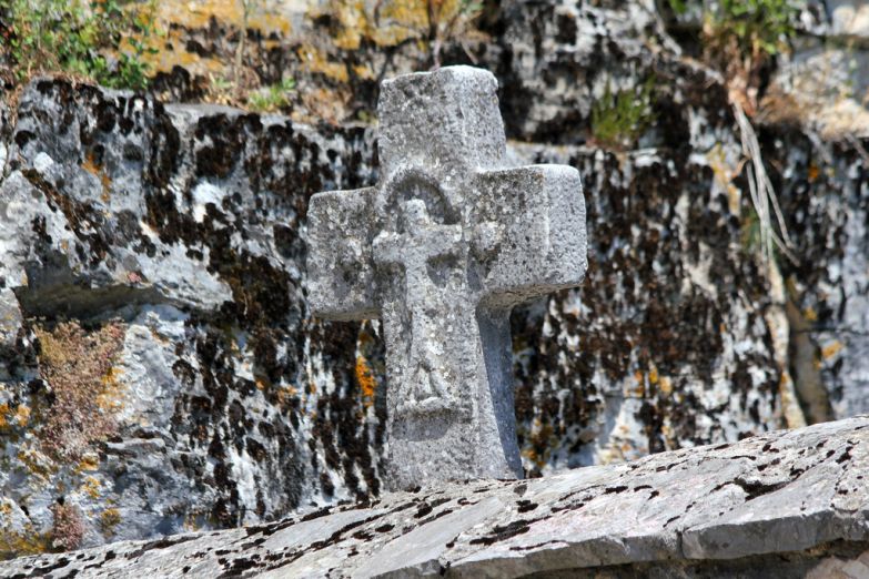 Крест у входа в монастырь Острог