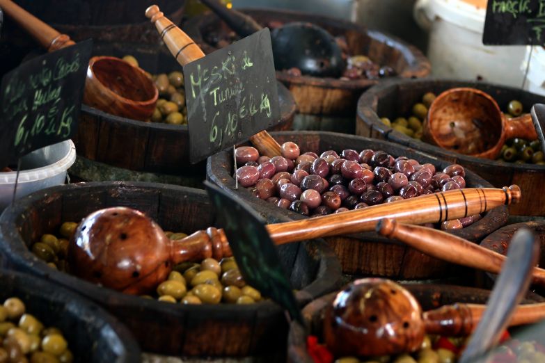 Оливки на рынке
