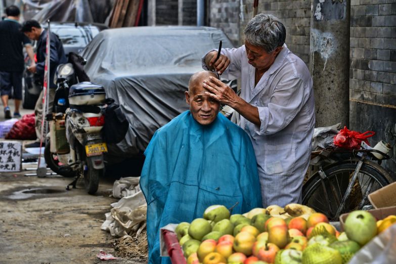 Уличный парикмахер в Пекине