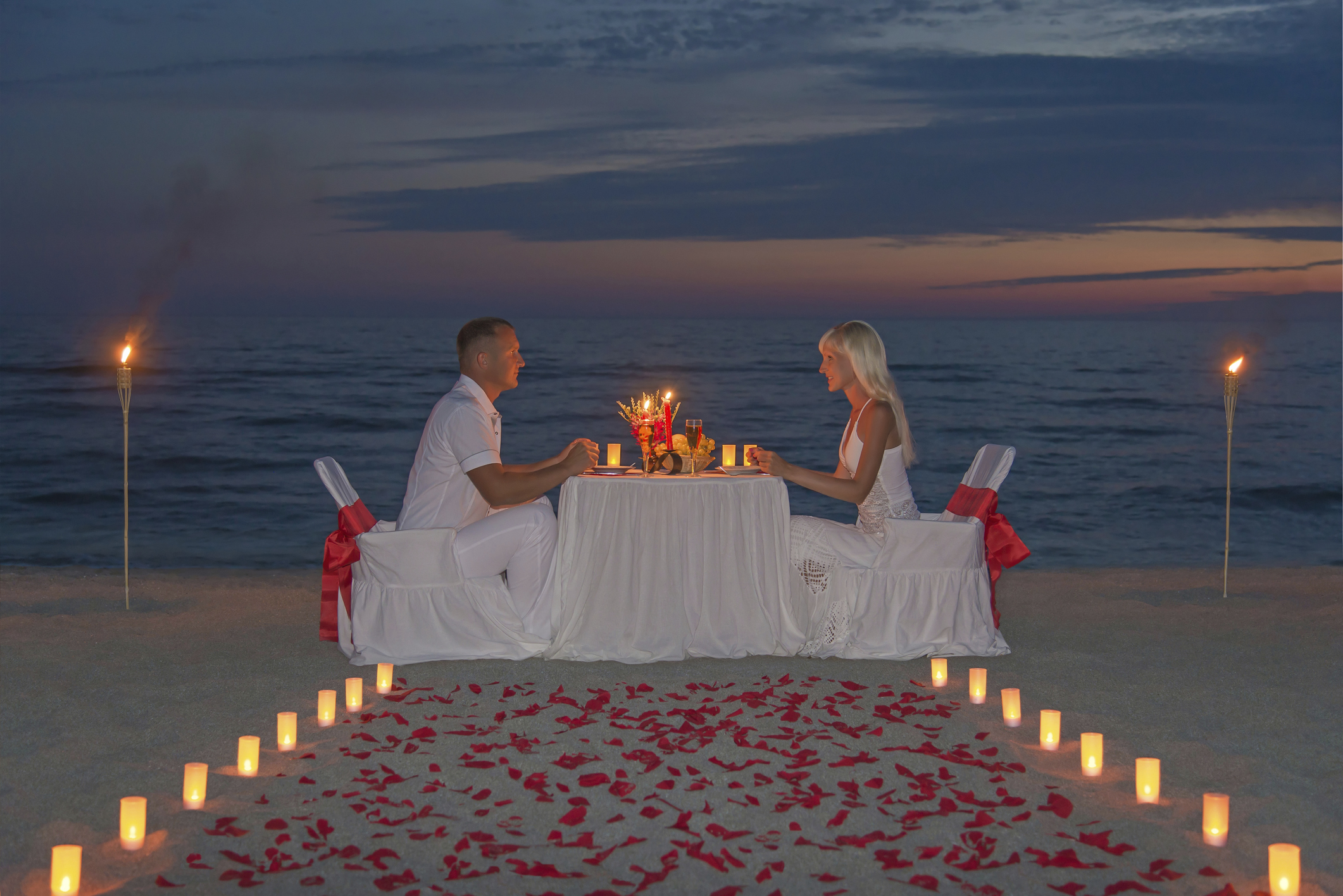 Самый большой романтик. Романтические места. Романтический ужин. Романтический вечер на берегу моря. Романтическое свидание.