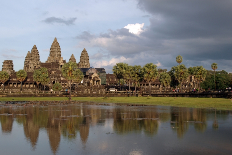 Грозовые тучи над Ангкором