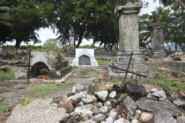 Старинное кладбище