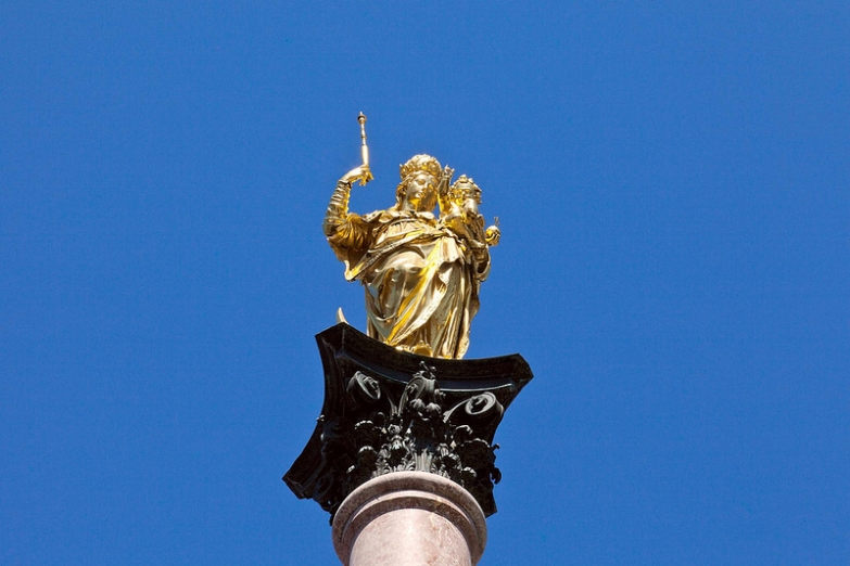 Скульптура Мариензойле на главной площади Мариенплац