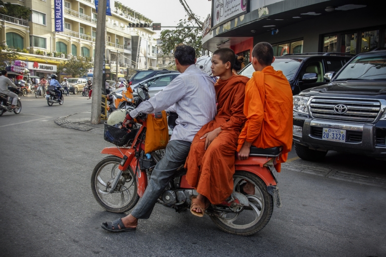 Монахи едут по городу