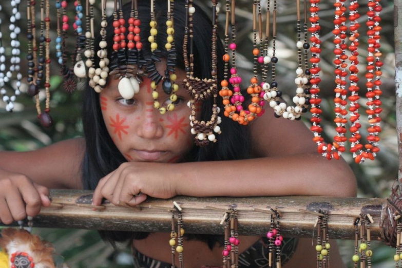 Девочка продает индейские сувениры