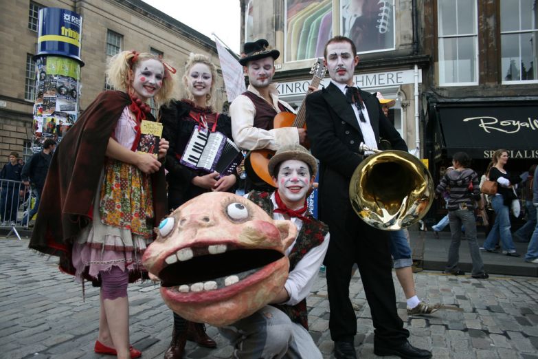 Уличные артисты на Эдинбургском фестивале