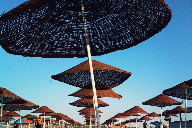 Зонтики на пляже Фамагусты