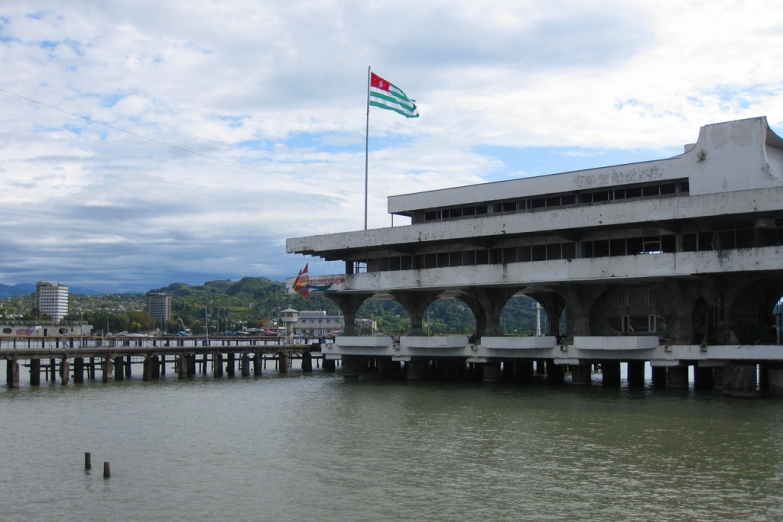 Флаг Абхазии в порту Сухума