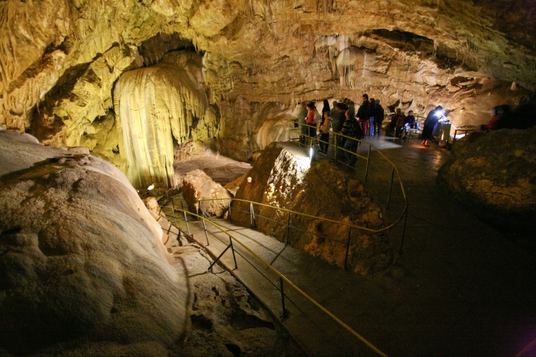 Внутри Новоафонской пещеры