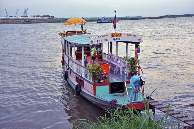 Прогулочная лодка на реке Меконг