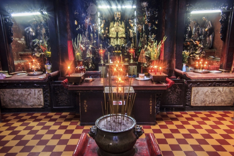 Внутри буддистского храма 