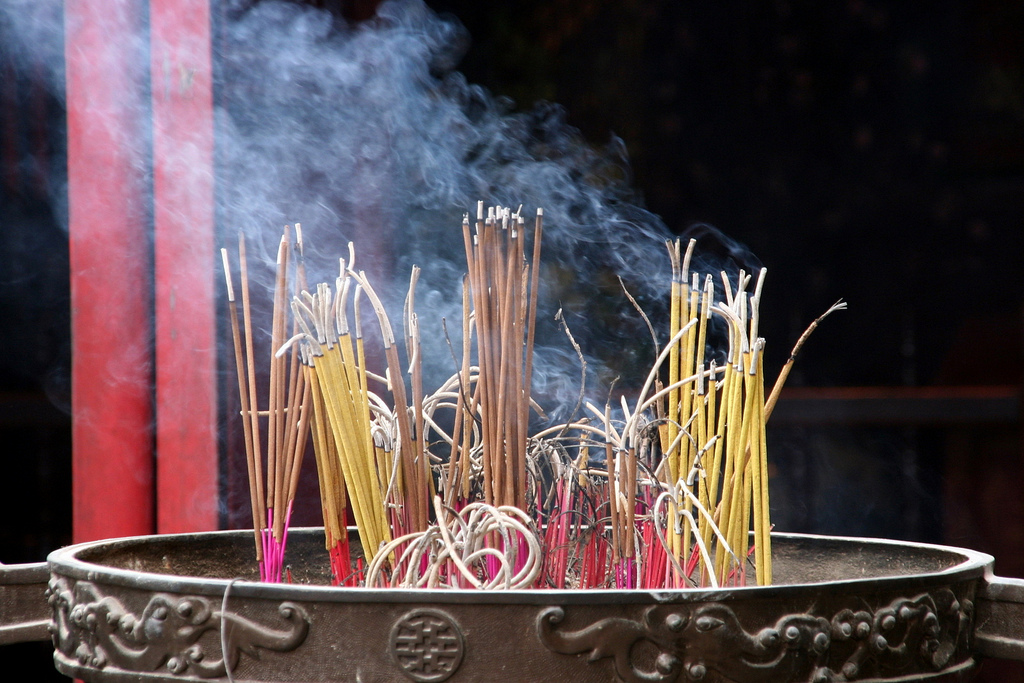 Источник церковного благовония. Благовония Mahadev Incense. Буддийские благовония эстетки. Благовония храмовые Saraswati. Благовония в буддистском храме.