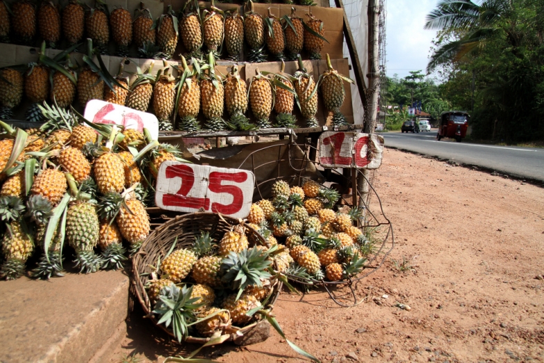 Уличный лоток с ананасами