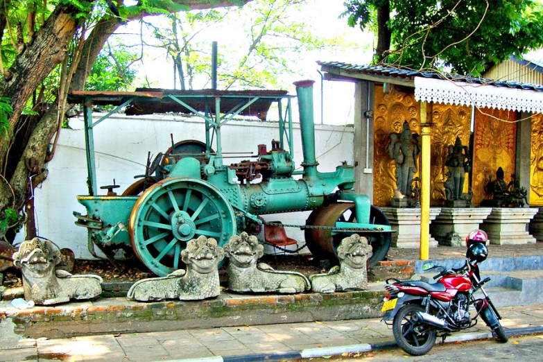 Старинная паровая машина перед храмом Гангарама