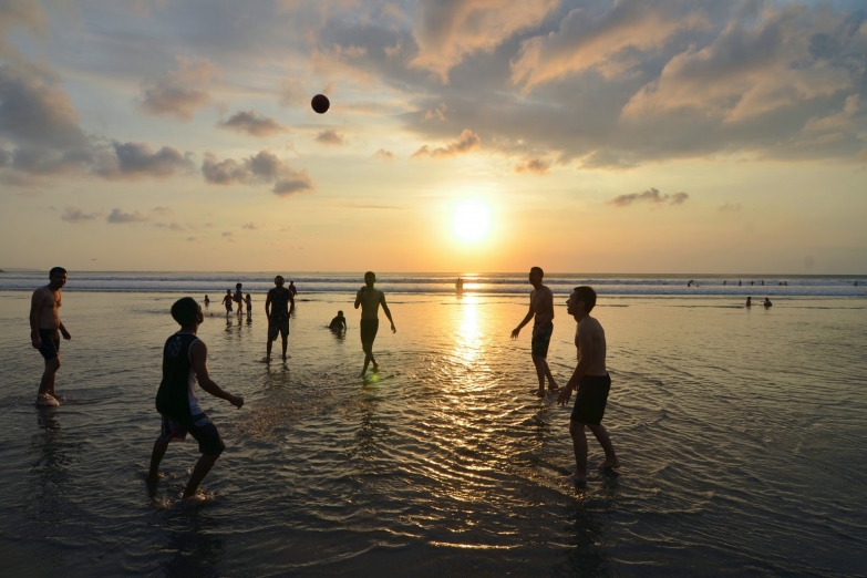 Игры на закатном пляже Кута