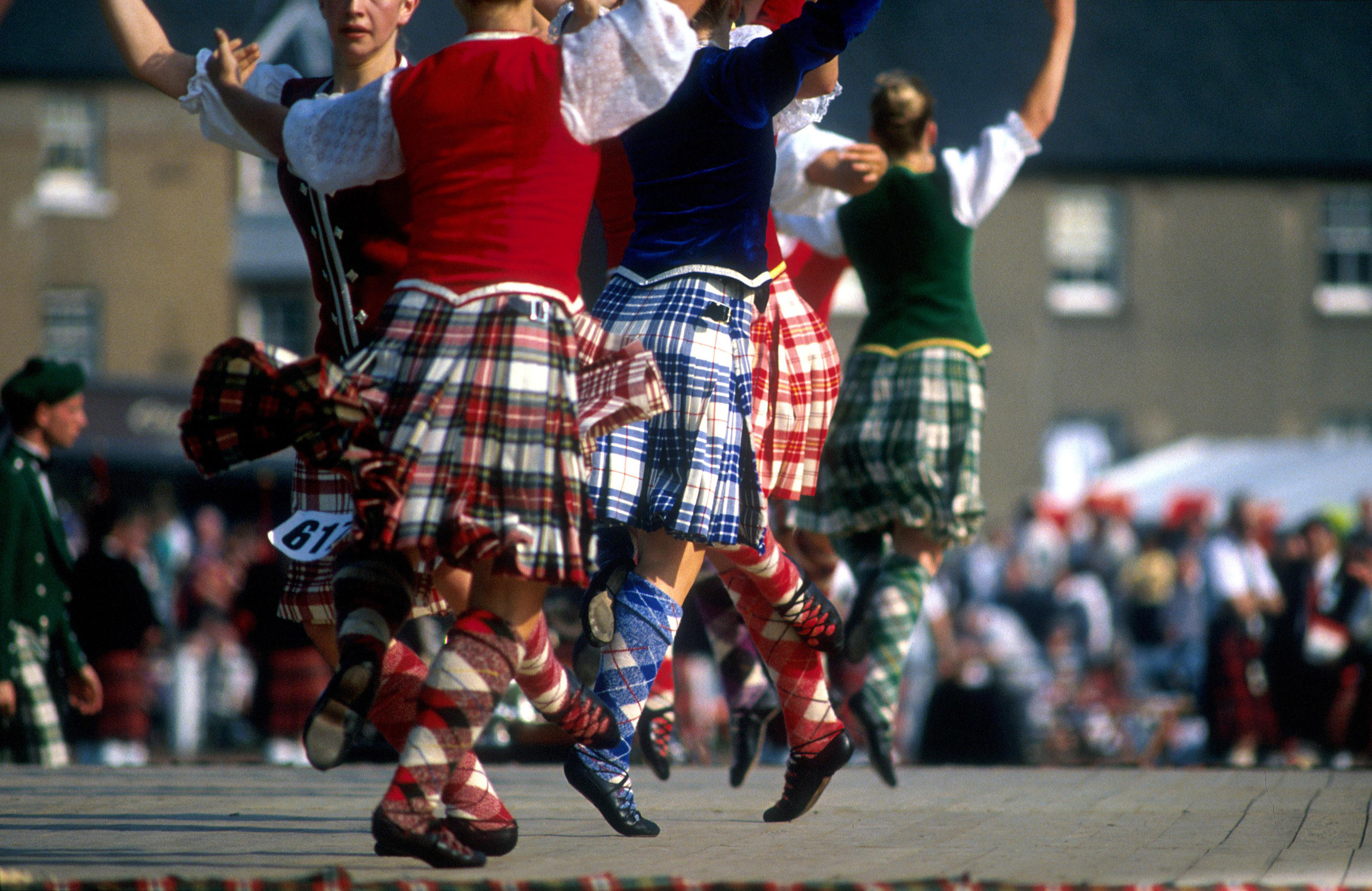 Песни британии. Шотландские Кейли. Кейли танец Шотландия. Шотландия танец Экосез. Highland Dancing в Шотландии.
